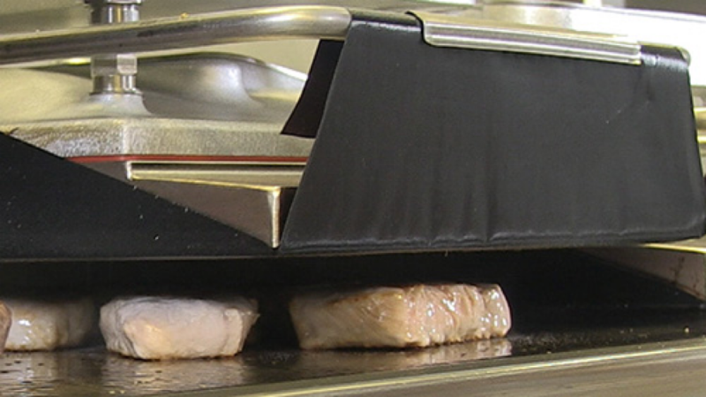 Burgery w grillu klapowym smażone z obu stron jednocześnie