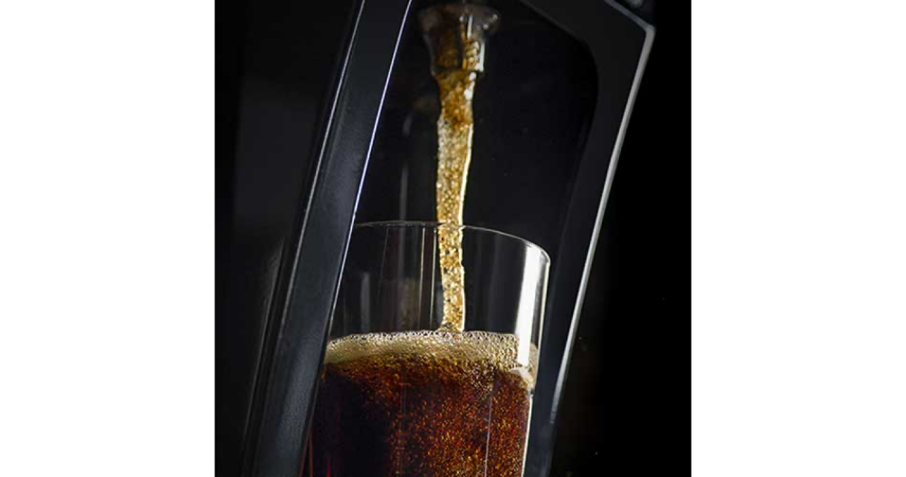 Cola nalewana do szklanki z dystrybutora napojów Multiplex