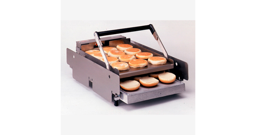 Otwarty toster, na którym są opiekane połówki bułek